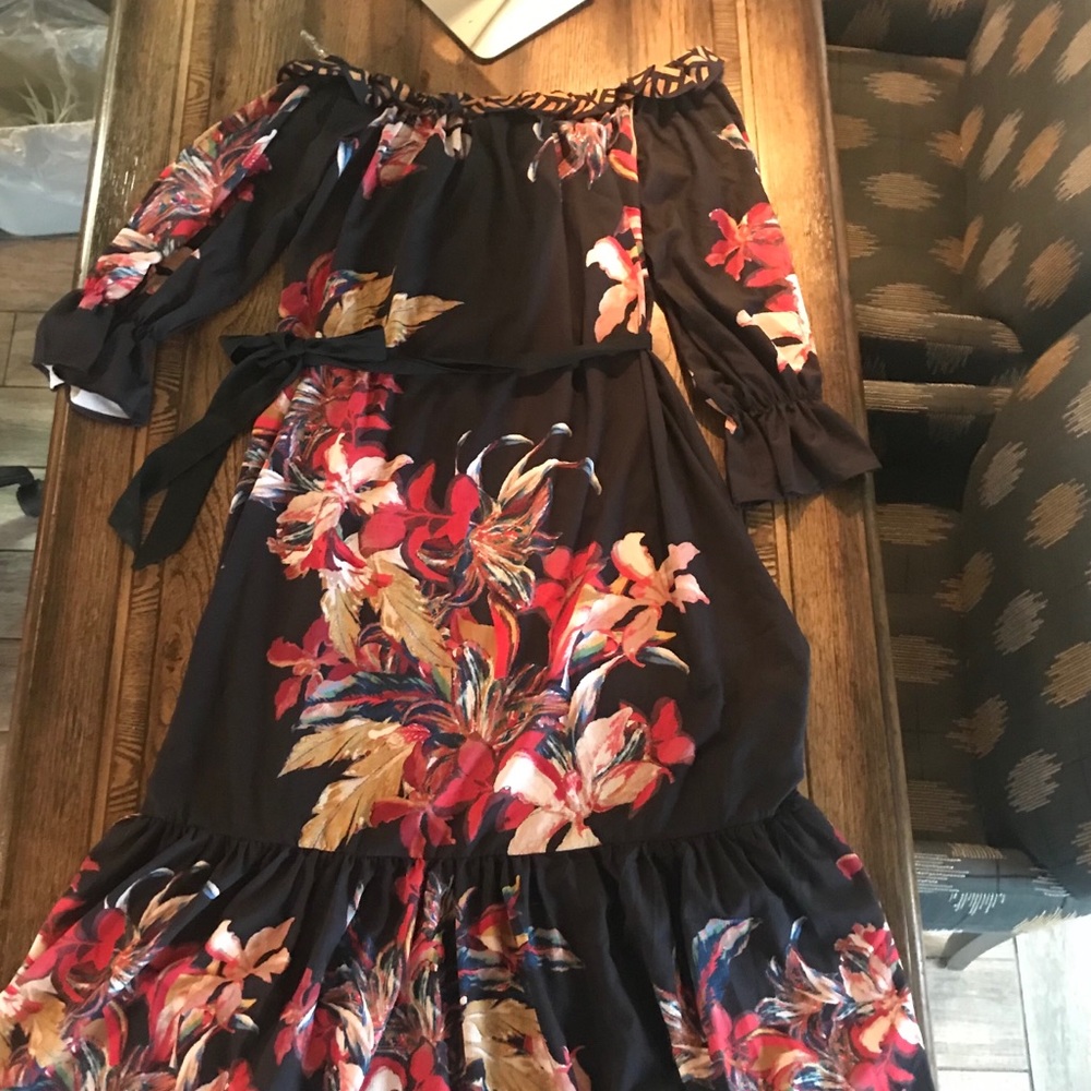 Absolutely Stunning Floral Maxi!!